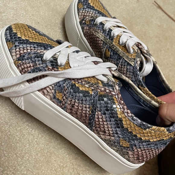 Steve Madden snake print sneakers--never been worn - Picture 2 of 2